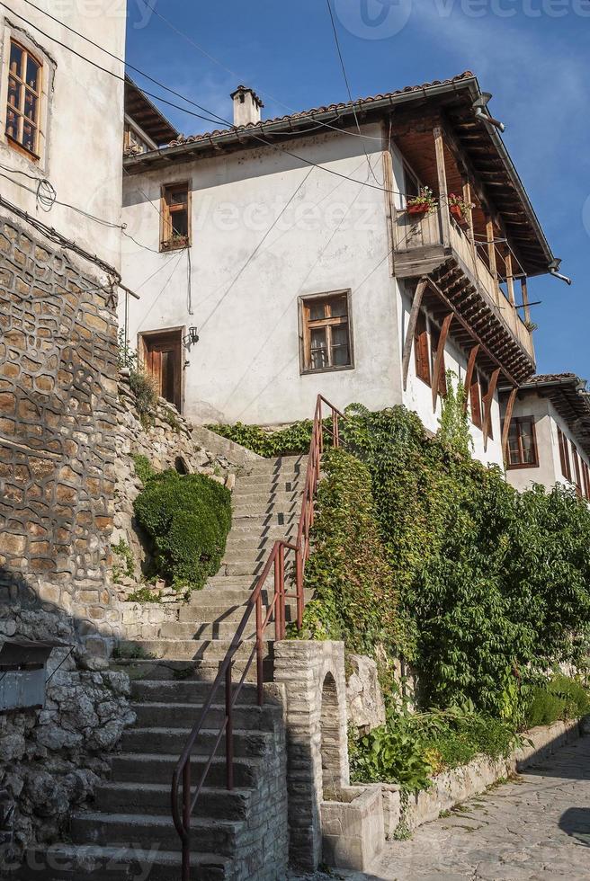 oude stadsstraat en traditionele huizen uitzicht op veliko tarnovo bulgarije foto