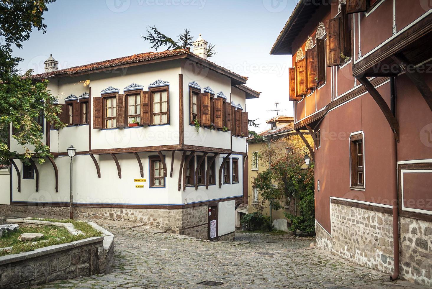 traditionele huizen en geplaveide straat in het oude centrum van plovdiv bulgarije foto