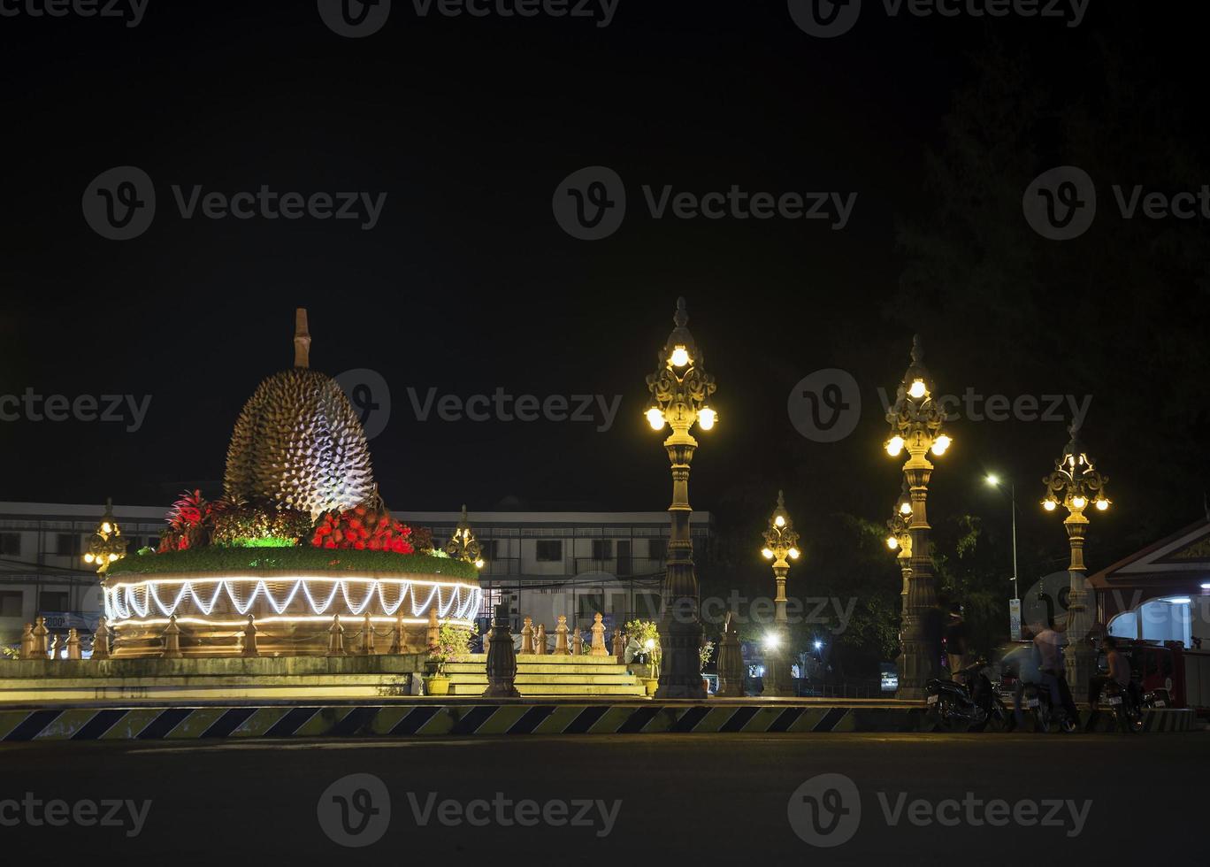 durian rotonde oriëntatiepunt in centrale kampot stad straat cambodja 's nachts foto