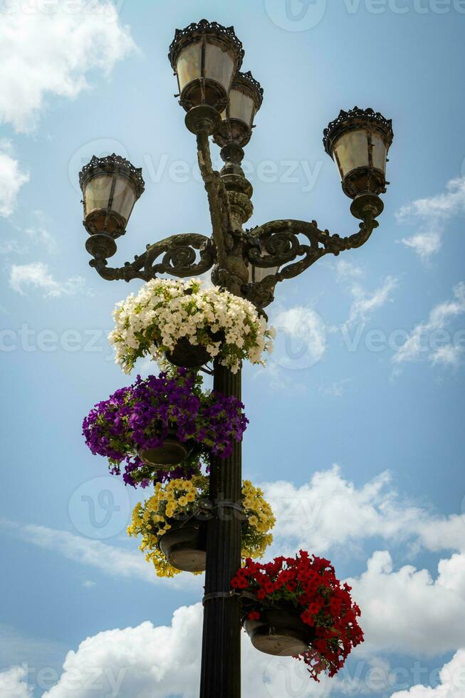 oud straatlantaarn versierd met bloemen Bij Ponte de lima, Portugal. foto