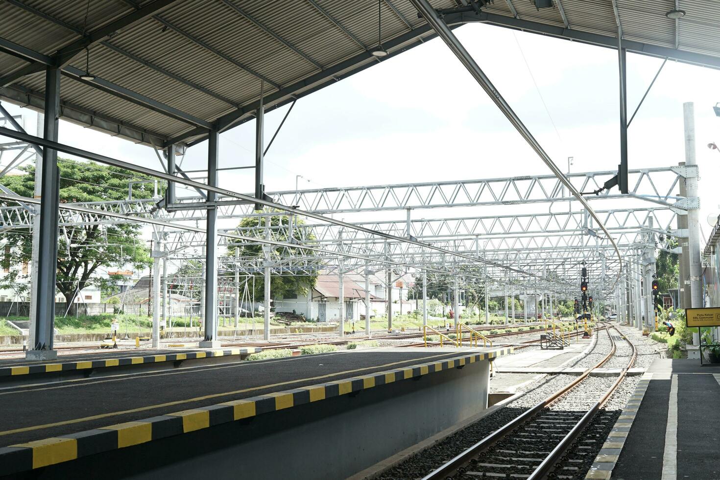 de visie van de trein station van de buiten foto