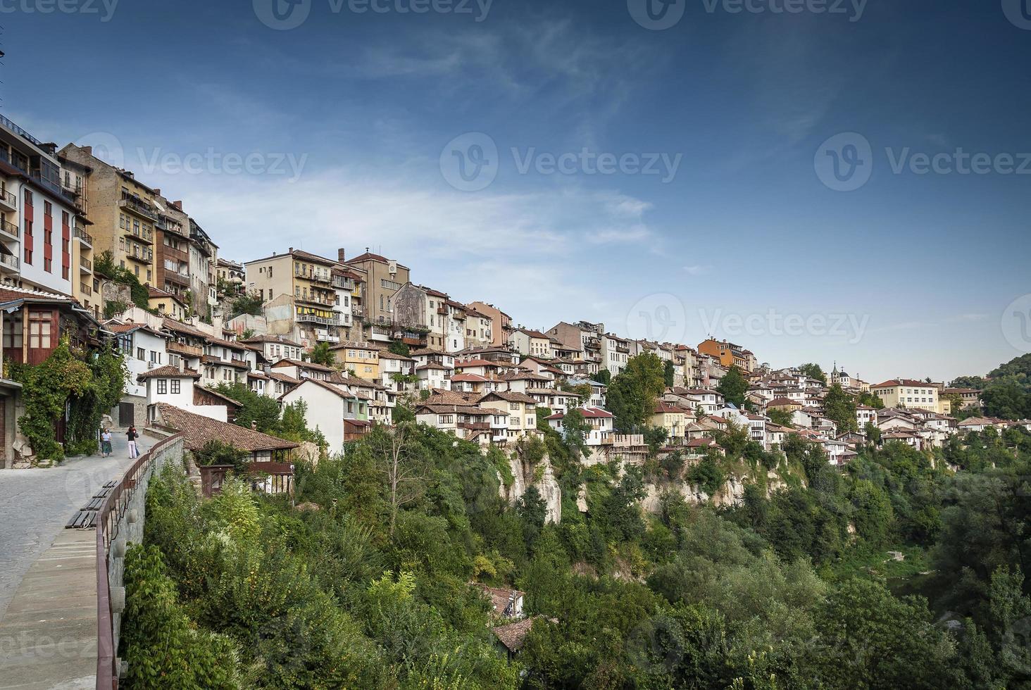 rijtjeshuizen in het oude centrum van veliko tarnovo bulgarije foto