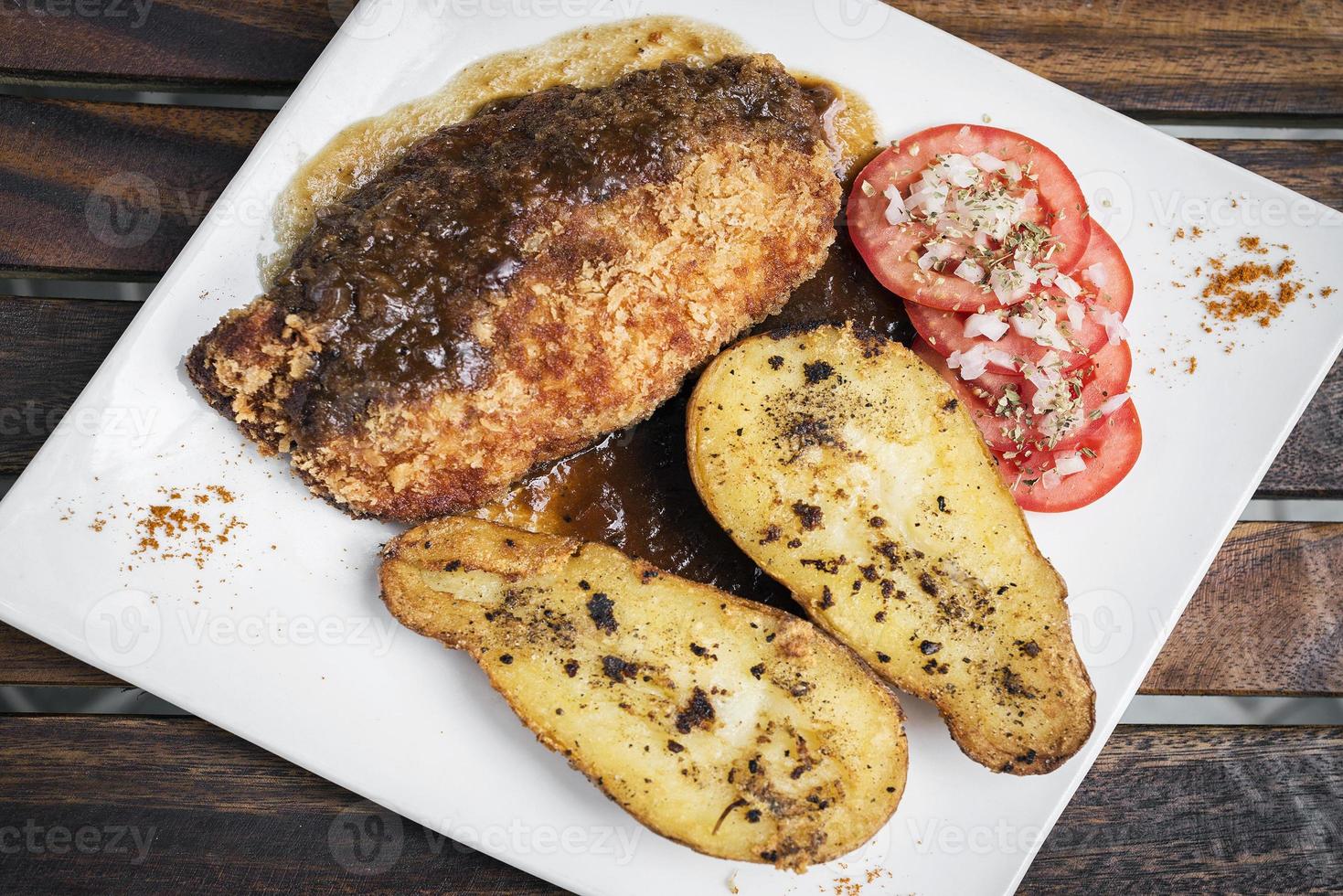 Kipschnitzel met aardappel en jus eenvoudige maaltijd foto