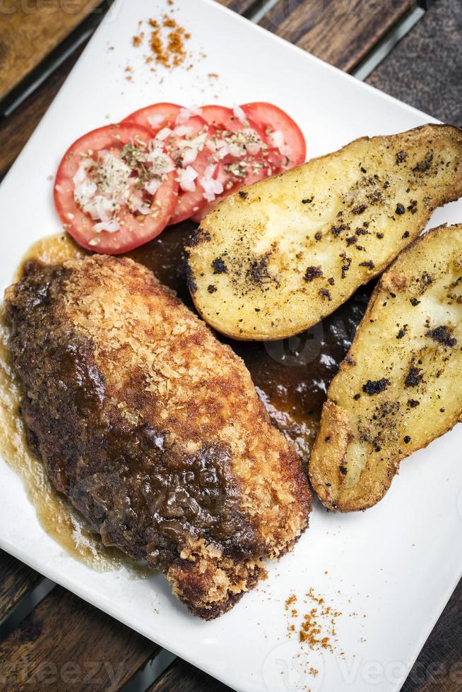 Kipschnitzel met aardappel en jus eenvoudige maaltijd foto