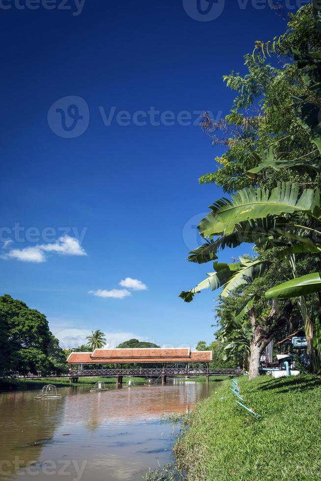 rivier in centraal siem oogst toeristisch gebied van de oude stad in cambodja in de buurt van angkor wat foto