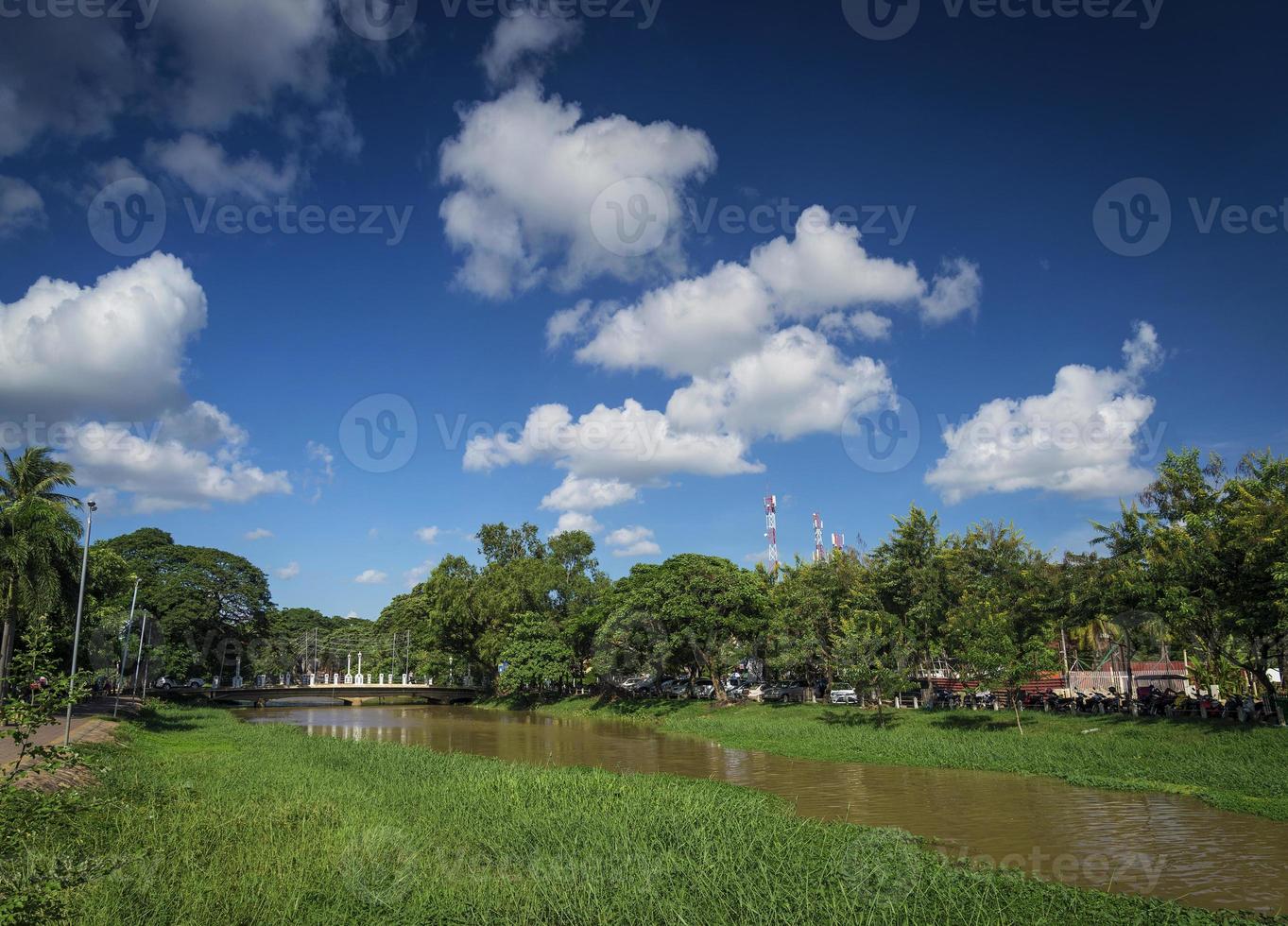 rivier in centraal siem oogst toeristisch gebied van de oude stad in cambodja in de buurt van angkor wat foto