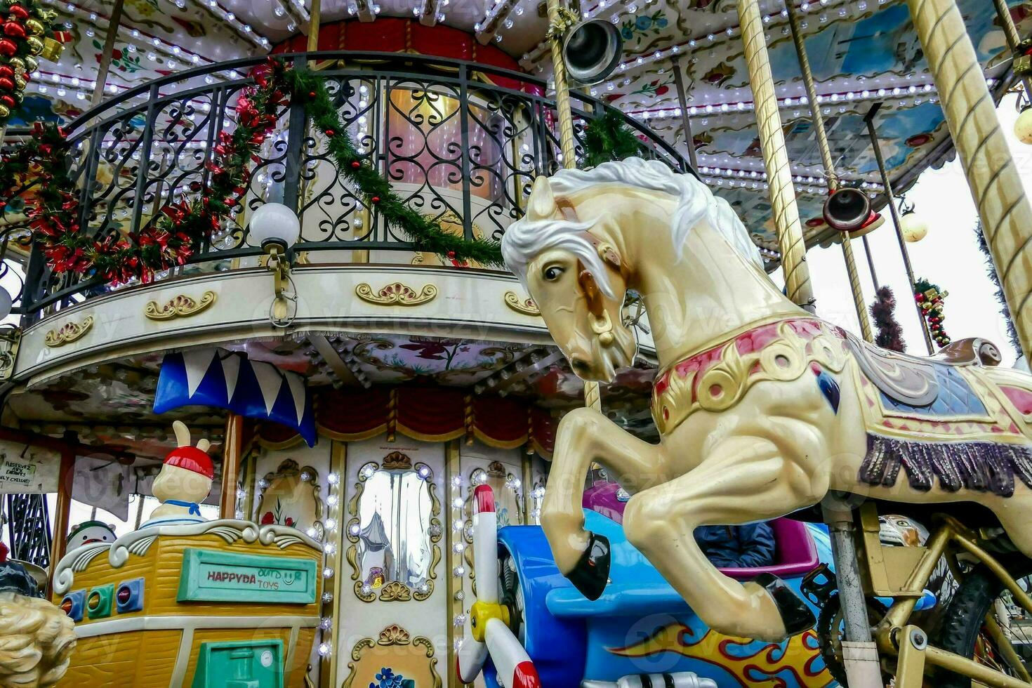 een carrousel met een paard en een Mens Aan het foto