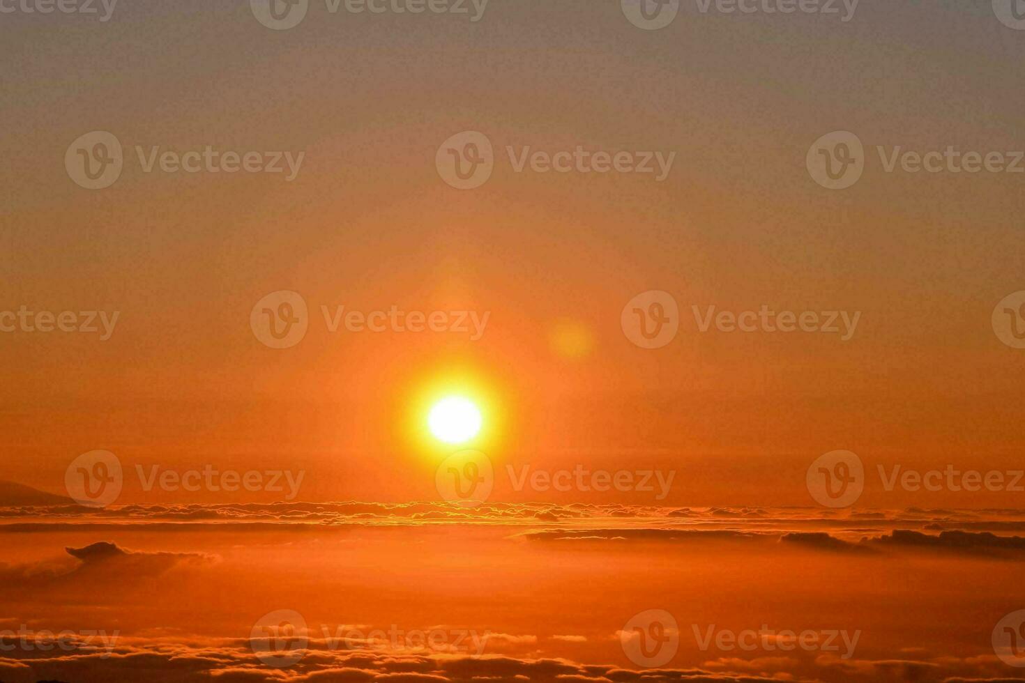 de zon stijgt over- de wolken in de lucht foto