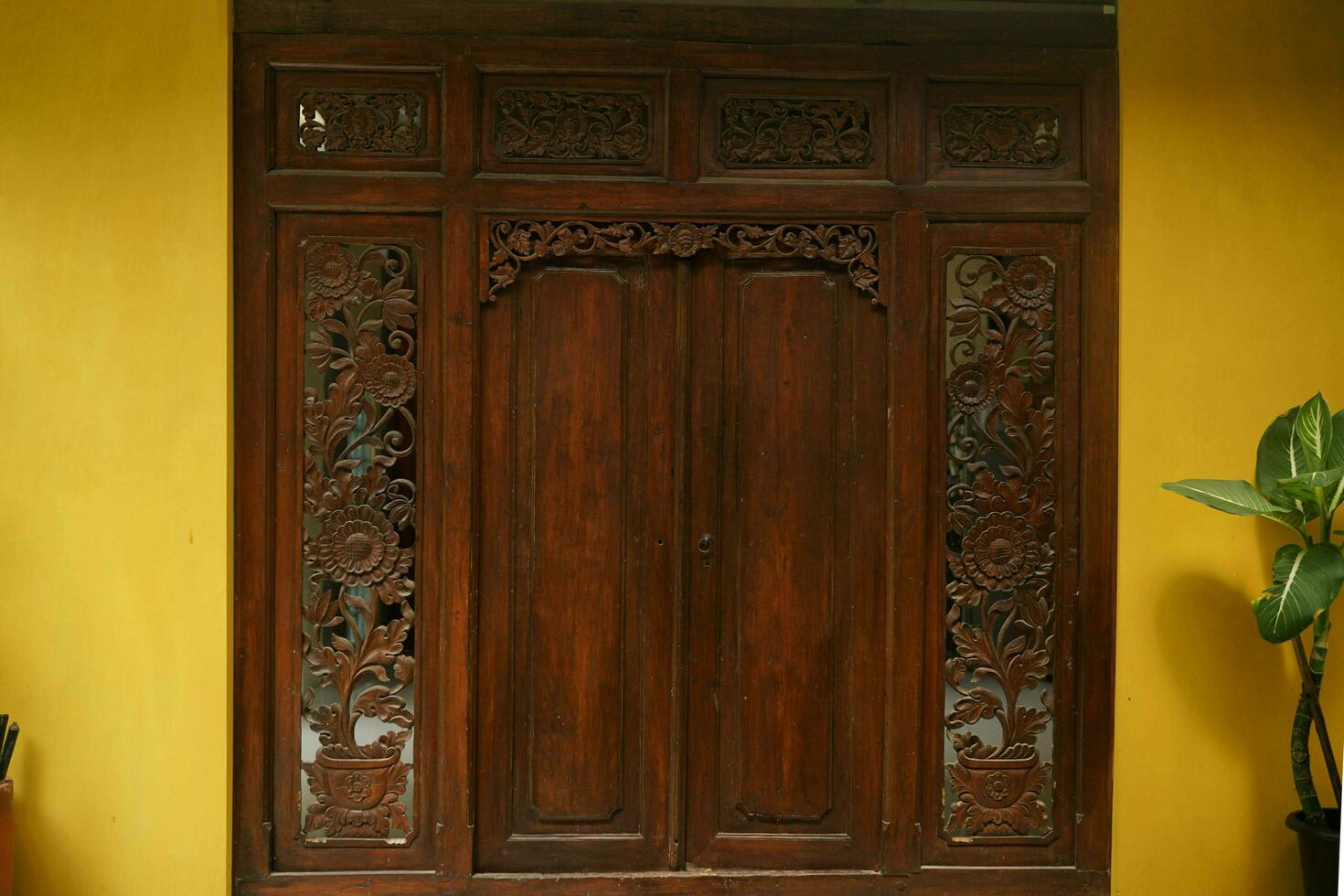 traditioneel gesneden houten deur met mooi en buitengewoon details foto