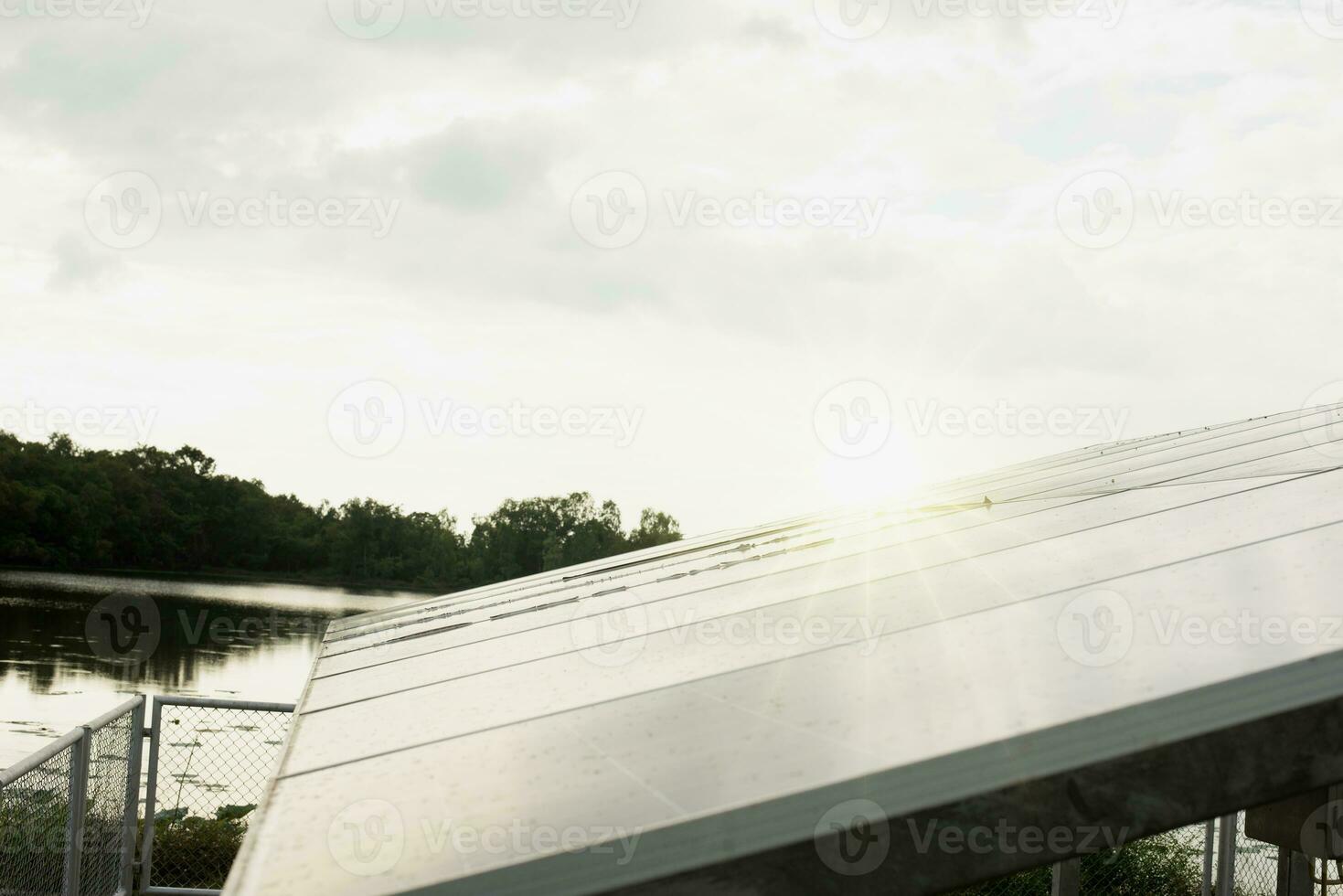 landelijk landbouw zonne- panelen met kas zonne- macht fabriek blauw zonne- paneel alternatief elektriciteit bronnen zonne- boerderij. foto