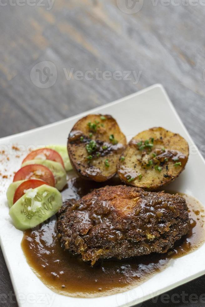 beroemde cordon bleu gepaneerde gebakken kip jus en aardappelen maaltijd foto