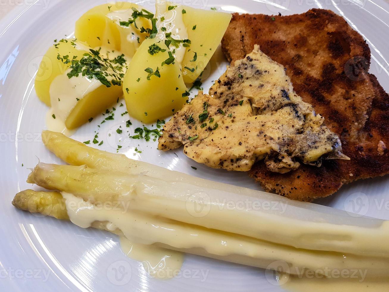 kalkoenfilet met asperges foto