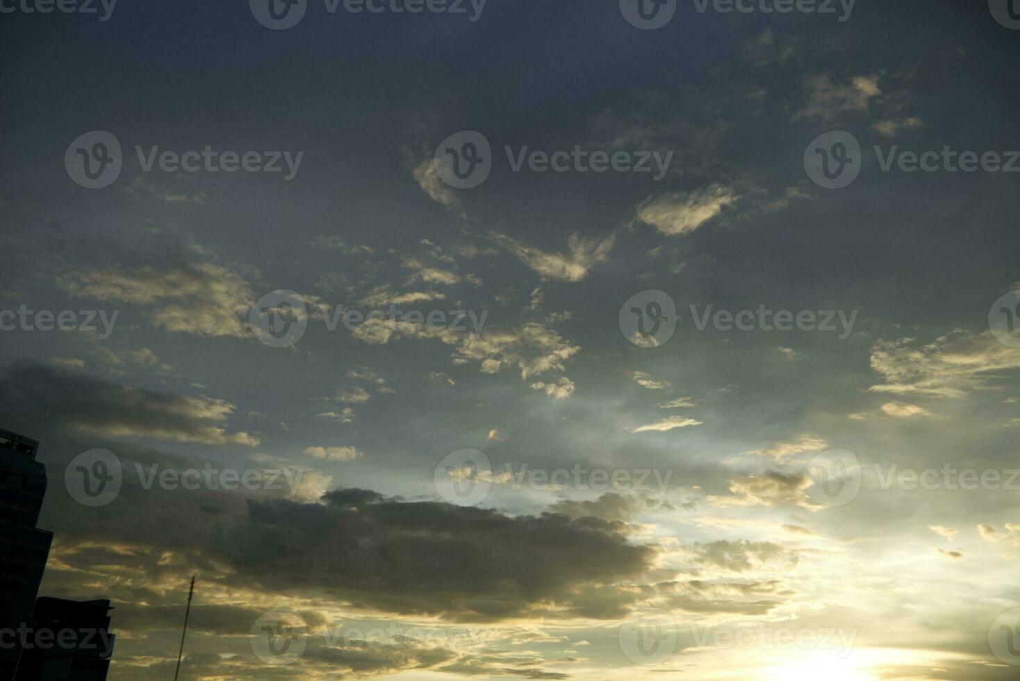 donker blauw wolk met wit licht lucht achtergrond en stad licht middernacht avond tijd foto