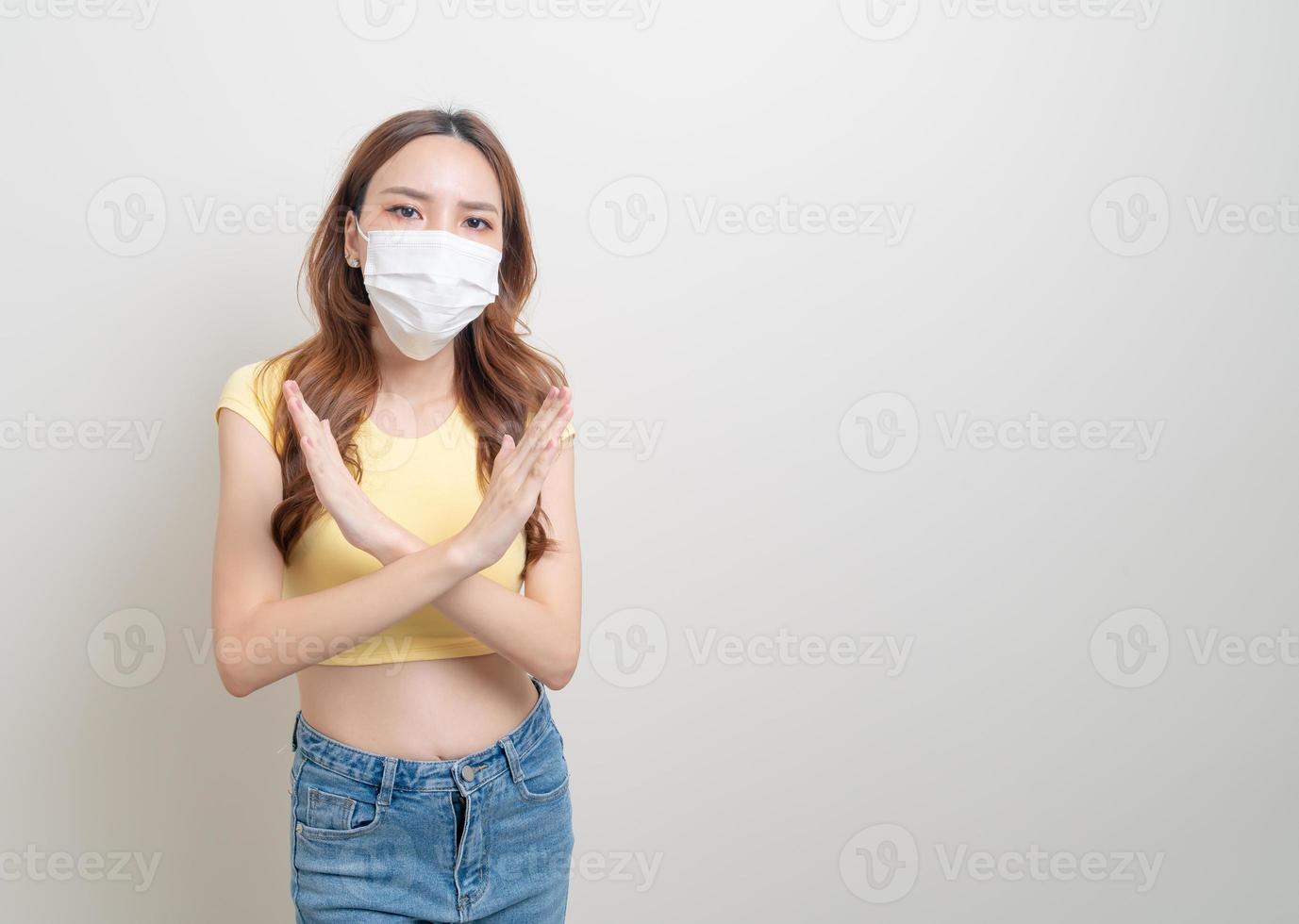 portret mooie vrouw met masker en stress of zorgengezicht foto