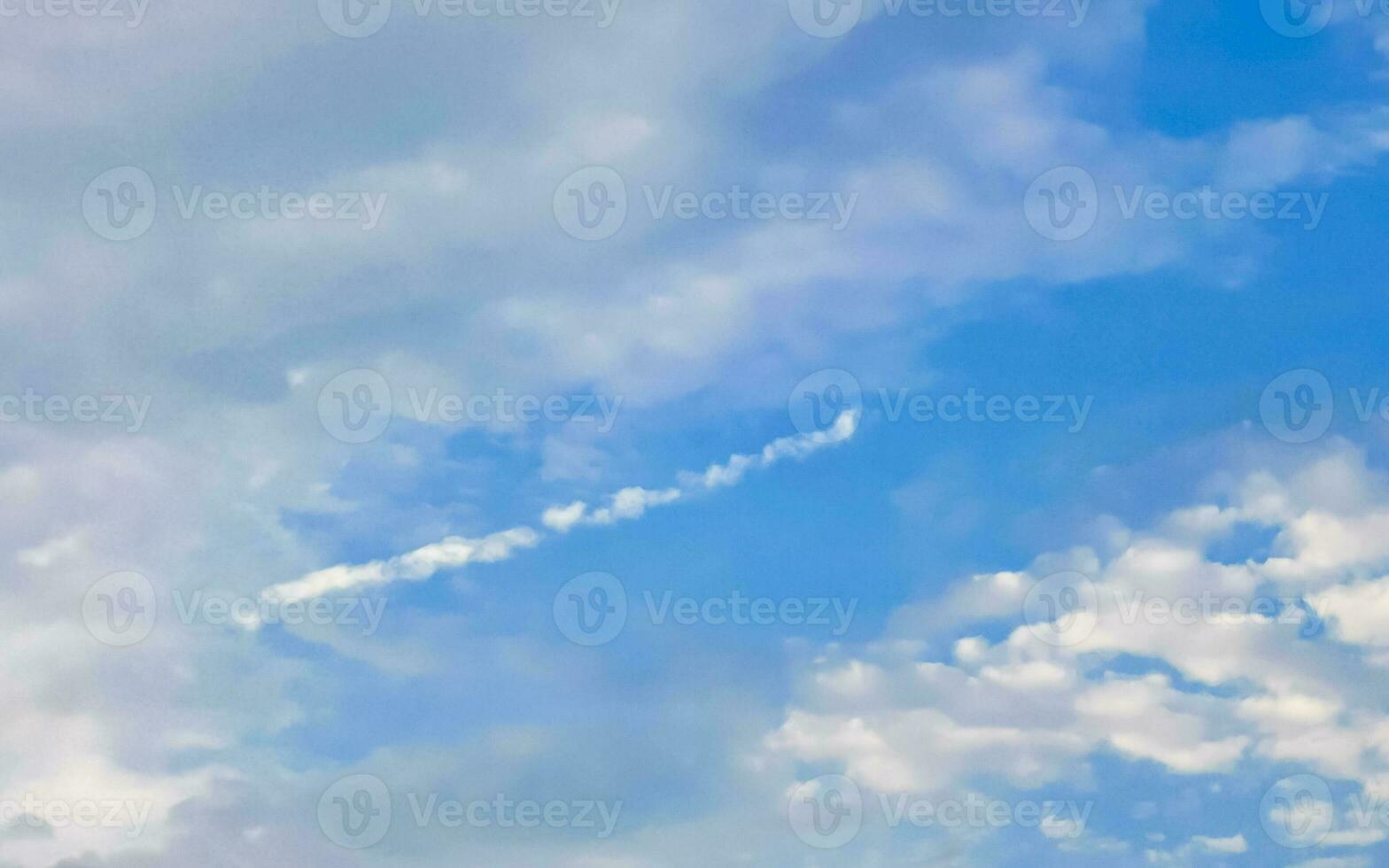 blauw lucht met chemisch chemtrails cumulus wolken scalair golven lucht. foto