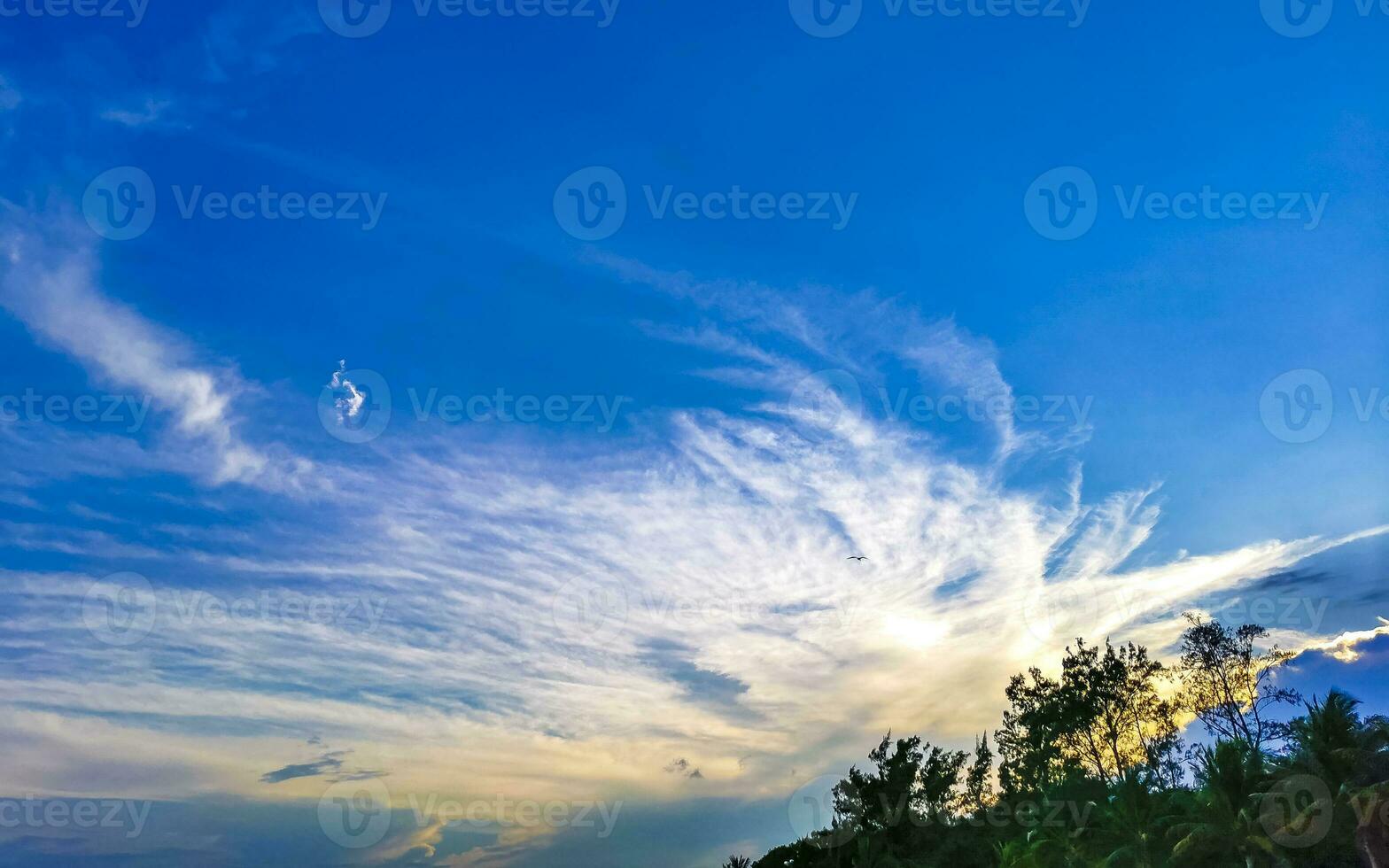 blauw lucht met chemisch chemtrails cumulus wolken scalair golven lucht. foto