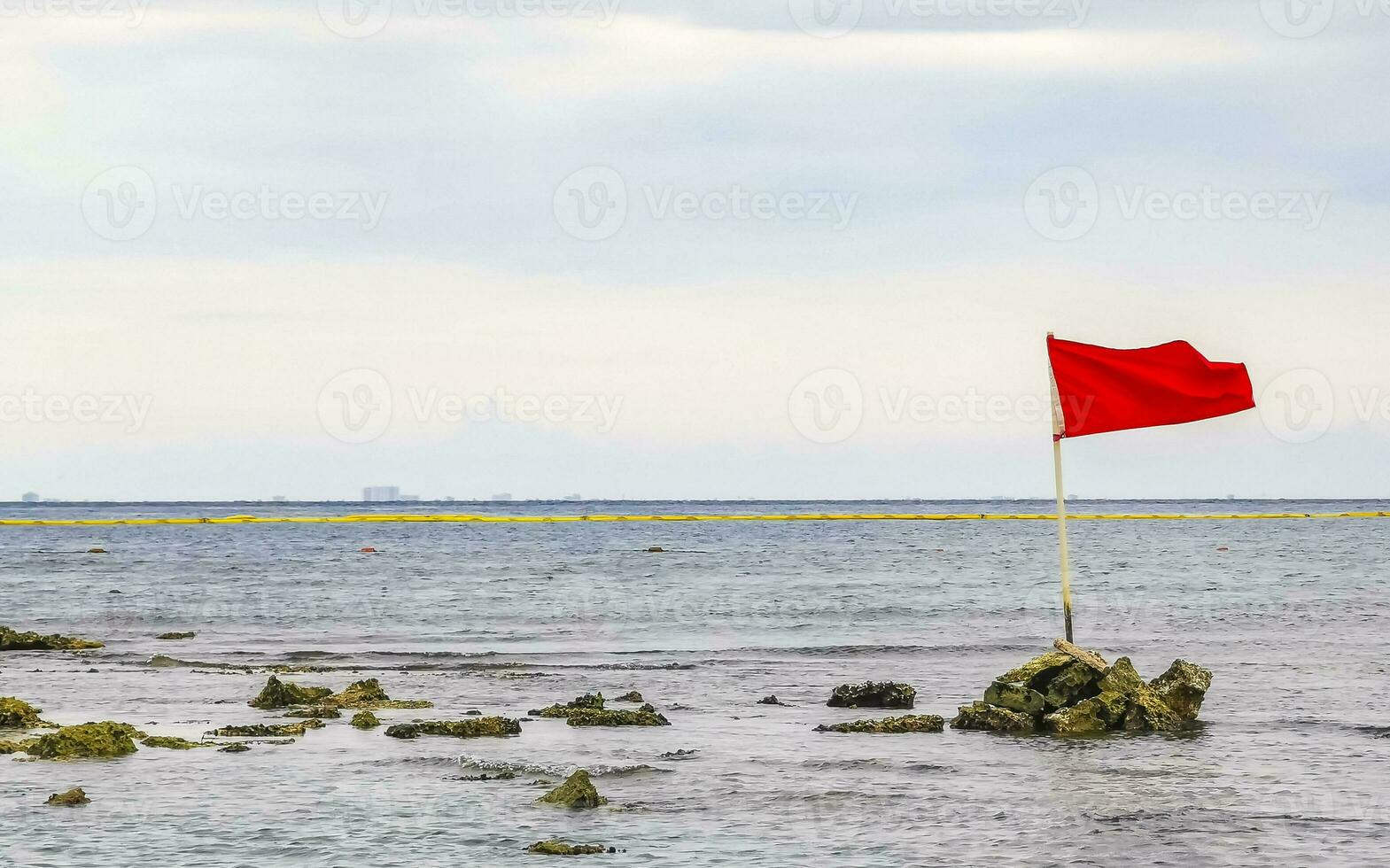 rood vlag zwemmen verboden hoog golven playa del carmen Mexico. foto