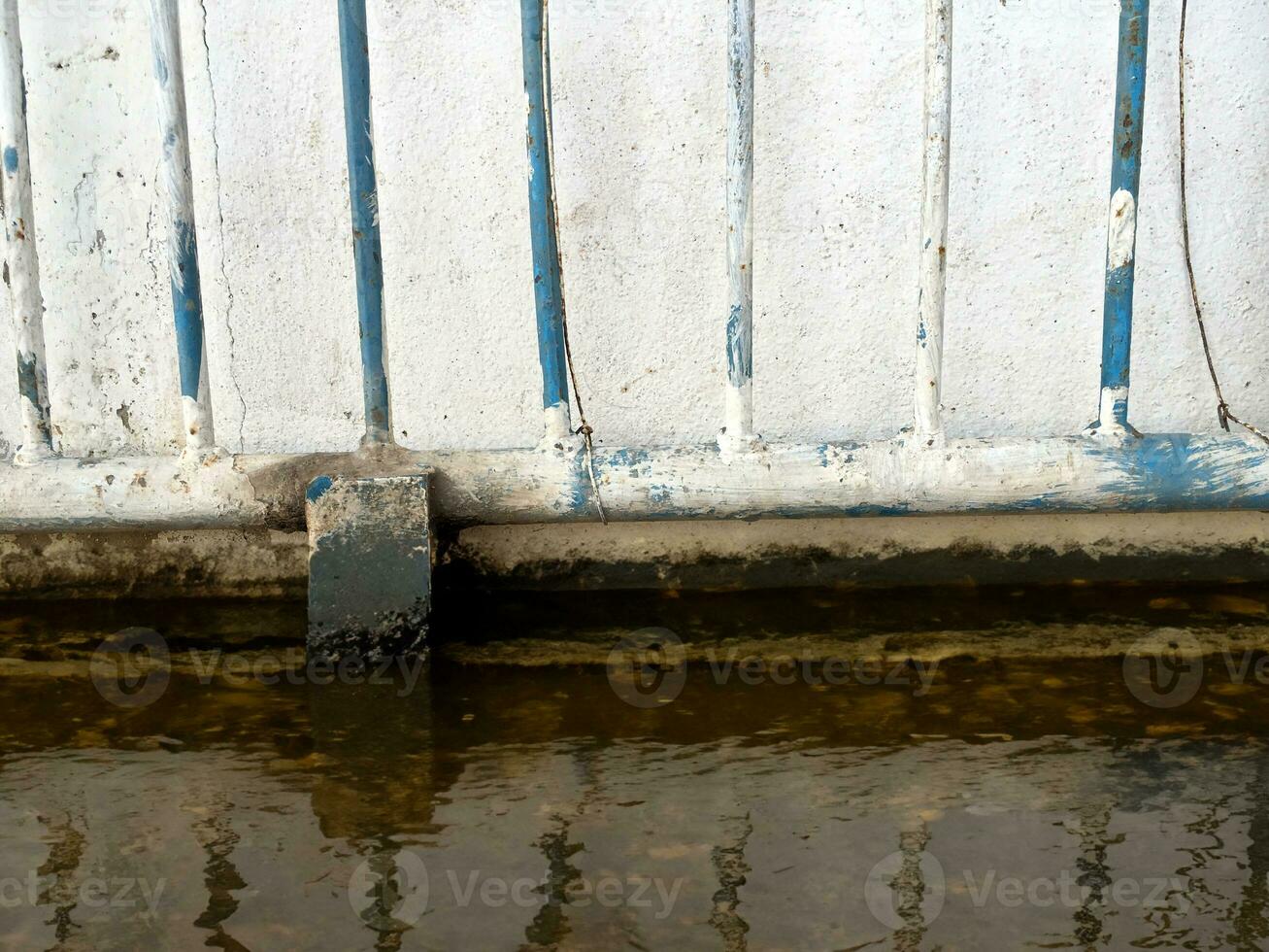 metaal poort naar de pier met water overstroming foto