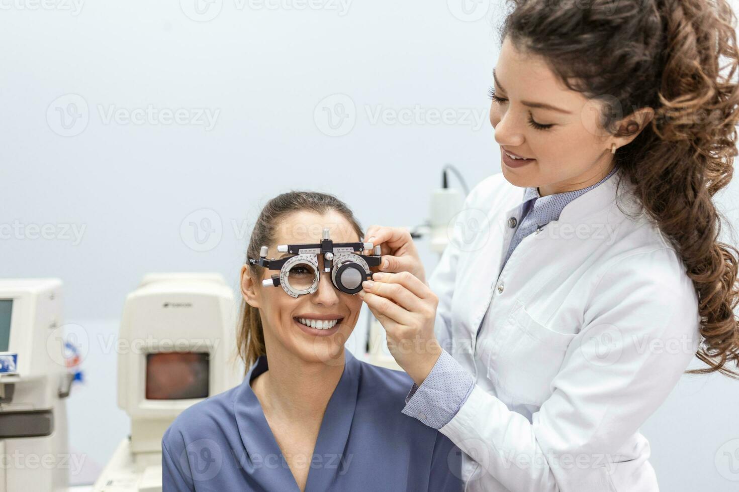 oog Gezondheid cheking met oogheelkunde uitrusting in de laboratorium. gebruik makend van speciaal apparaat oogarts proberen naar verbeteren visie van jong mooi meisje. werken met medisch apparaten voor oog Gezondheid. foto