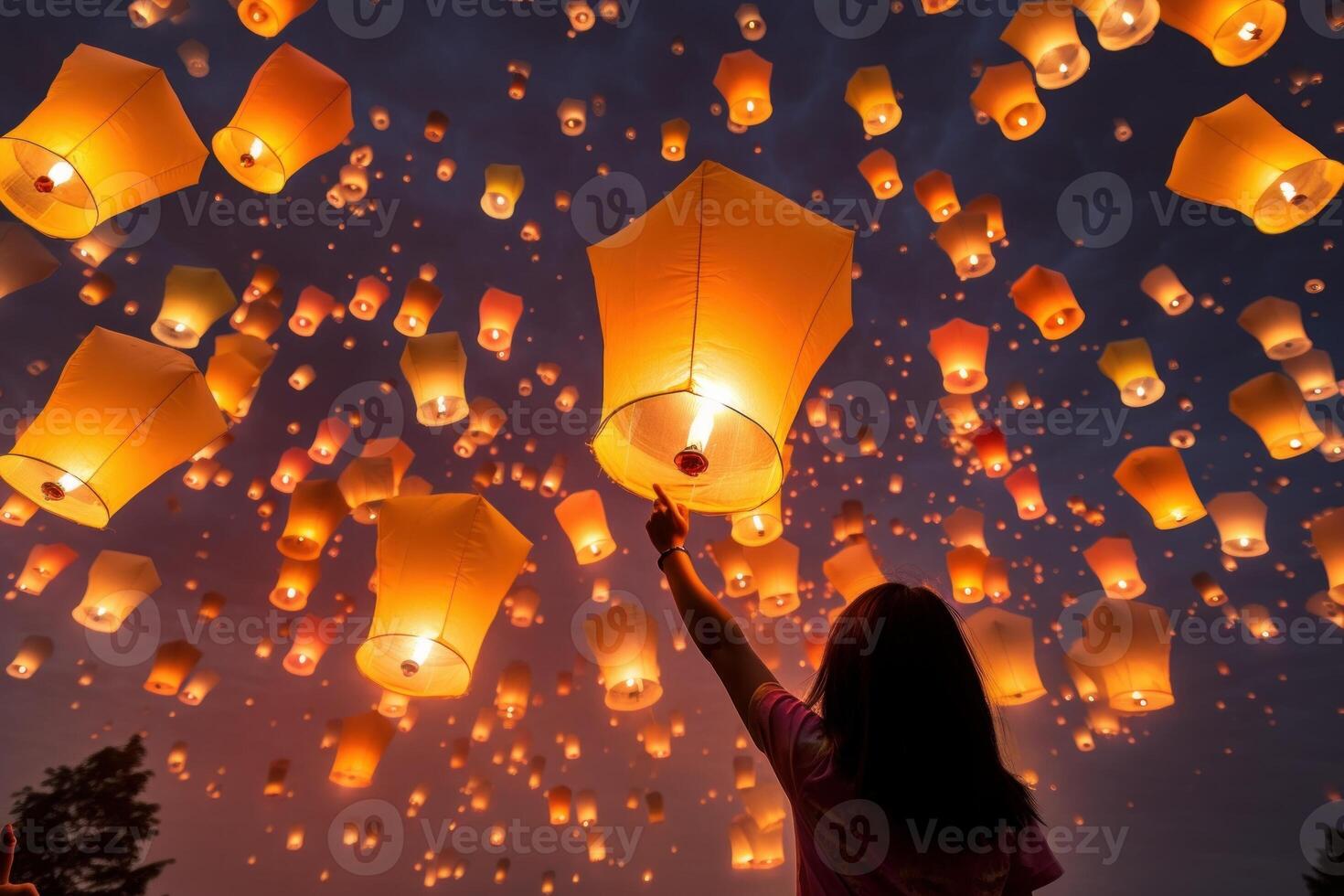 jong vrouw Holding papier lantaarns gedurende een festival foto