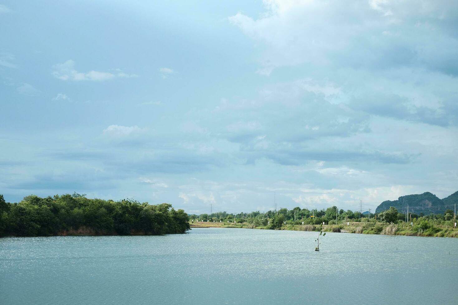 mooi landschap voor de rivier- en Woud berg met wolk en blauw lucht foto