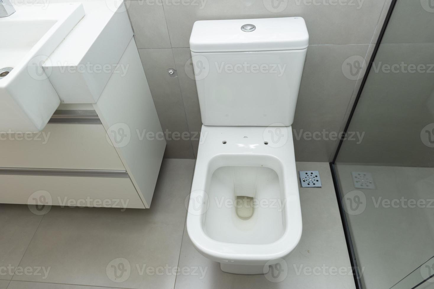 bovenaanzicht van schone witte toiletpot in een moderne badkamer. foto