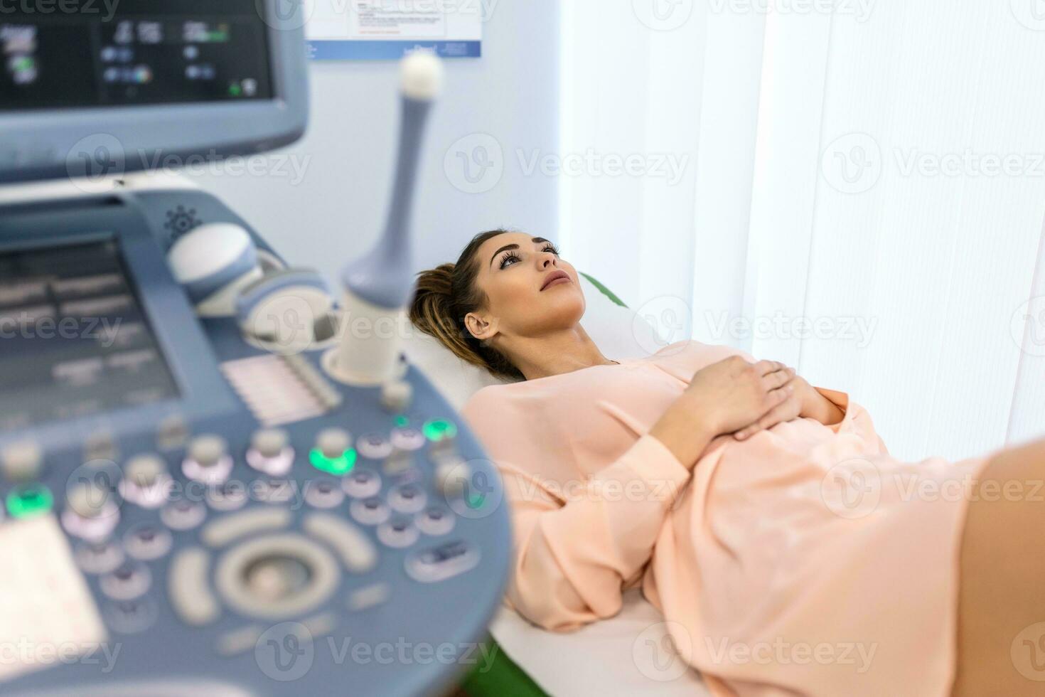 gelukkig zwanger vrouw bezoekende vrouwen dokter in de moederschap centrum, aan het doen echografie scannen, bezorgd over de Gezondheid van de kind, gezond moederschap concept foto