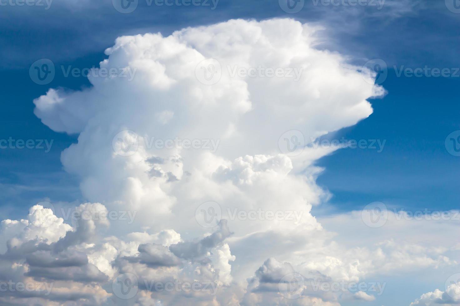 blauwe lucht met wolken, natuurlijke luchtsamenstelling voor achtergrond foto