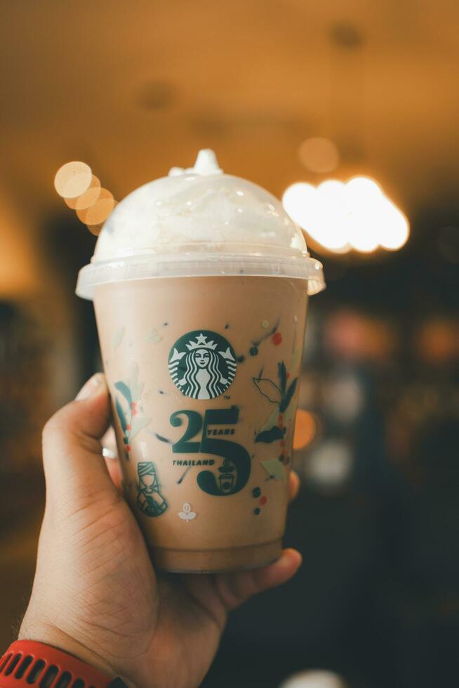 Bangkok, Thailand - oktober 17, 2023 Starbucks bevroren mokka met geslagen room, ontworpen kop in de 25e verjaardag foto