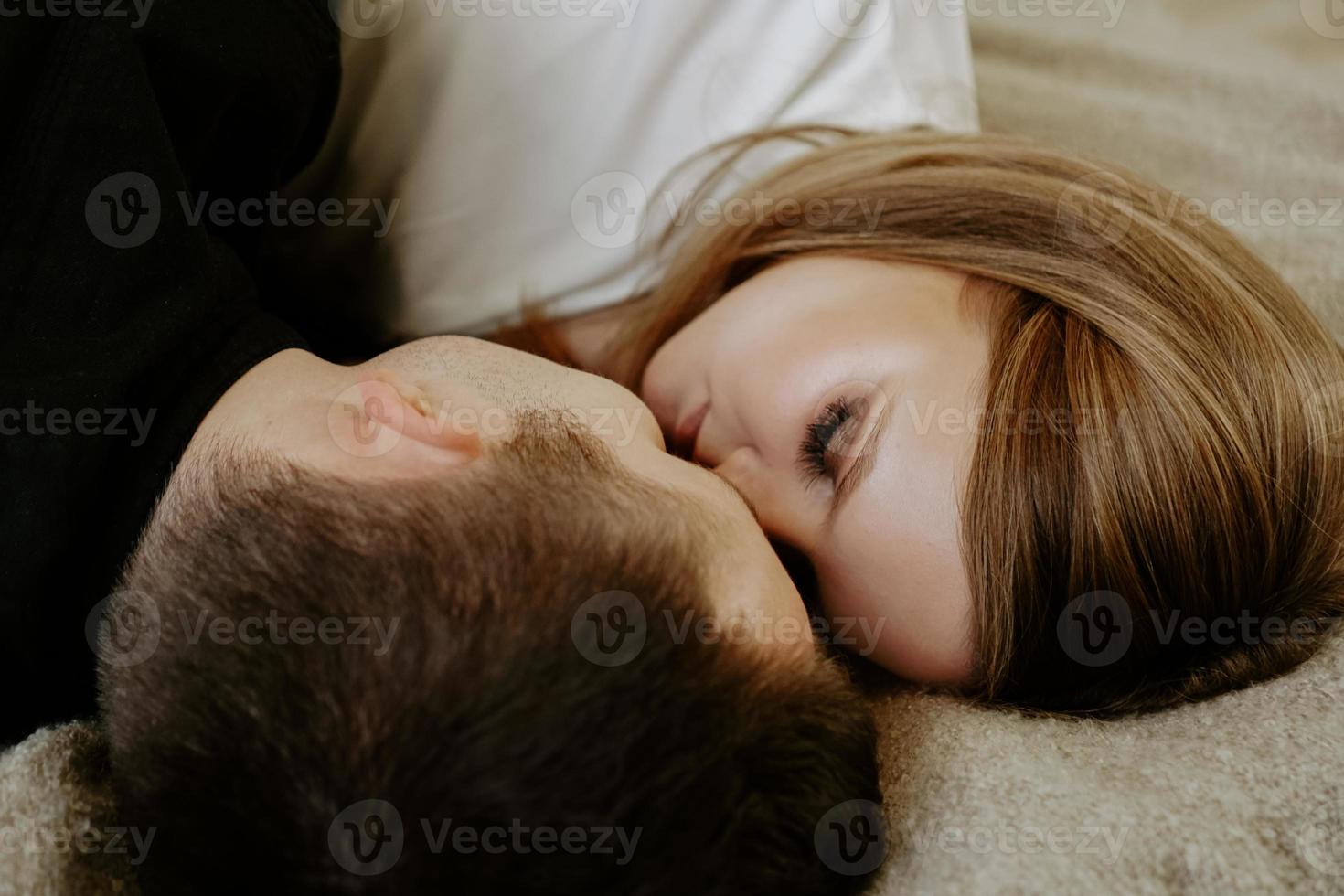 close-up portret van een jong stel in bed thuis foto