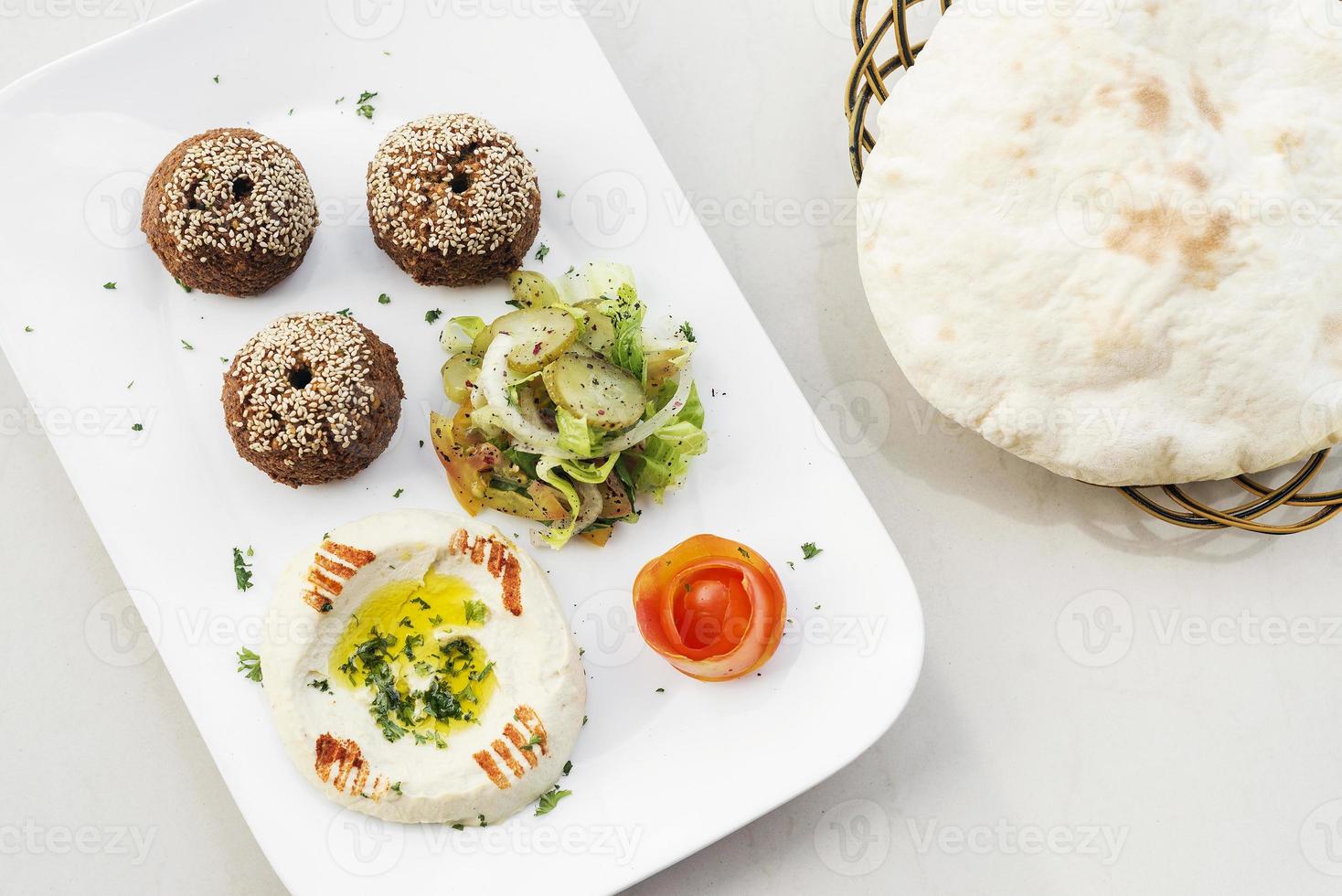 falafel hummus houmus voorgerecht snack midden-oosters eten mezze schotel foto