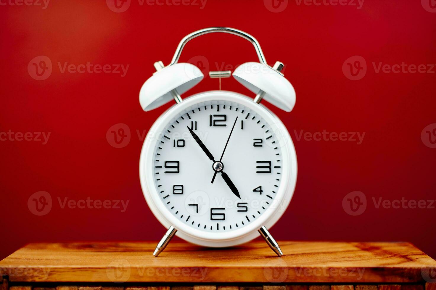 alarm klok, modern klok, werk met tijd, afspraken, stiptheid, reglement van tijd, stationair klok handen. de belang van tijd en levensstijl foto