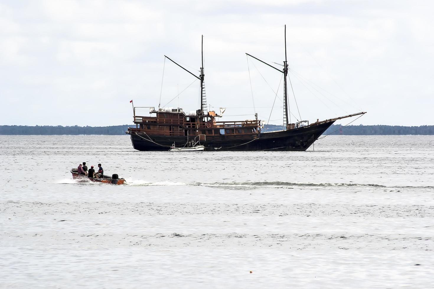 sorong, Indonesië 2021- een traditionele vissersboot foto