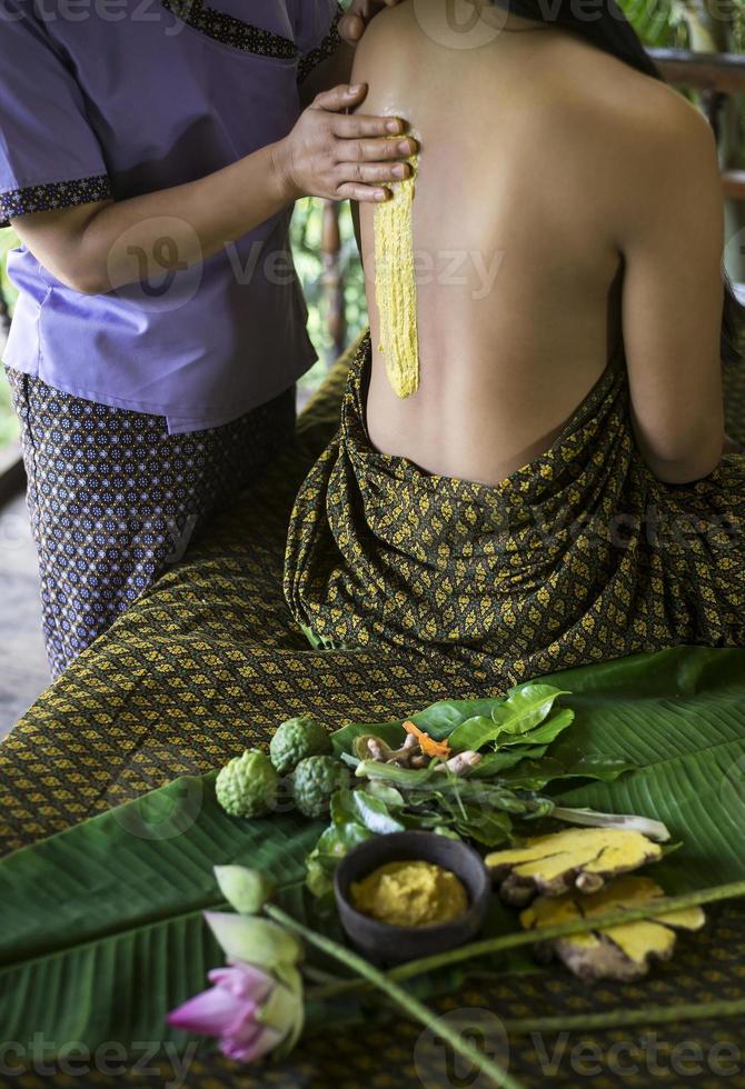 Aziatische massage spa natuurlijke biologische schoonheidsbehandeling met kurkuma scrubpasta foto
