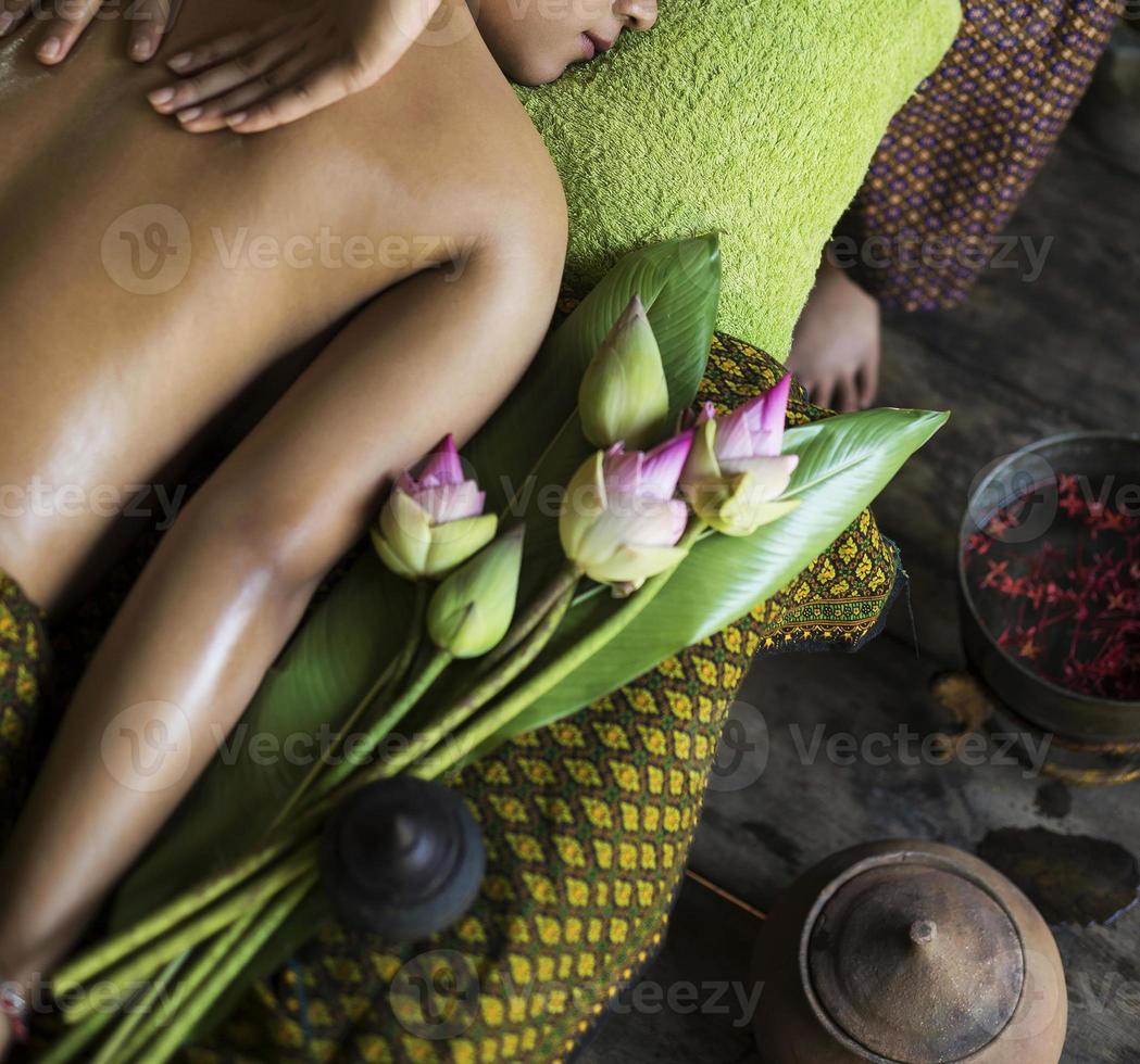 Aziatische massage spa natuurlijke biologische schoonheidsbehandeling met kurkuma scrubpasta foto