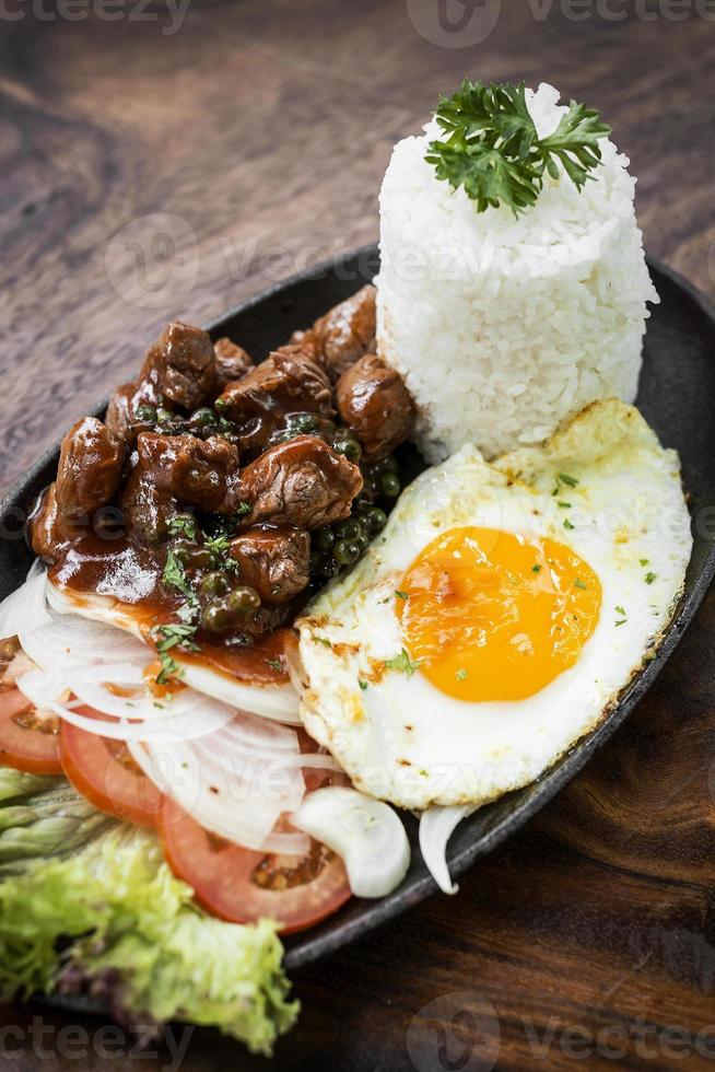 Cambodjaanse traditionele Khmer beef lok lak maaltijd op houten tafel foto