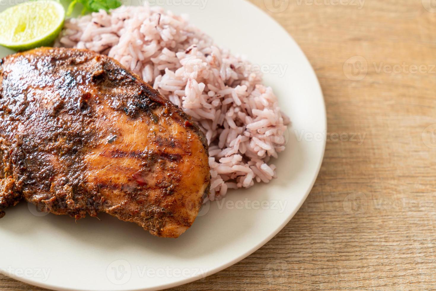 pittige gegrilde jamaicaanse jerk chicken met rijst foto