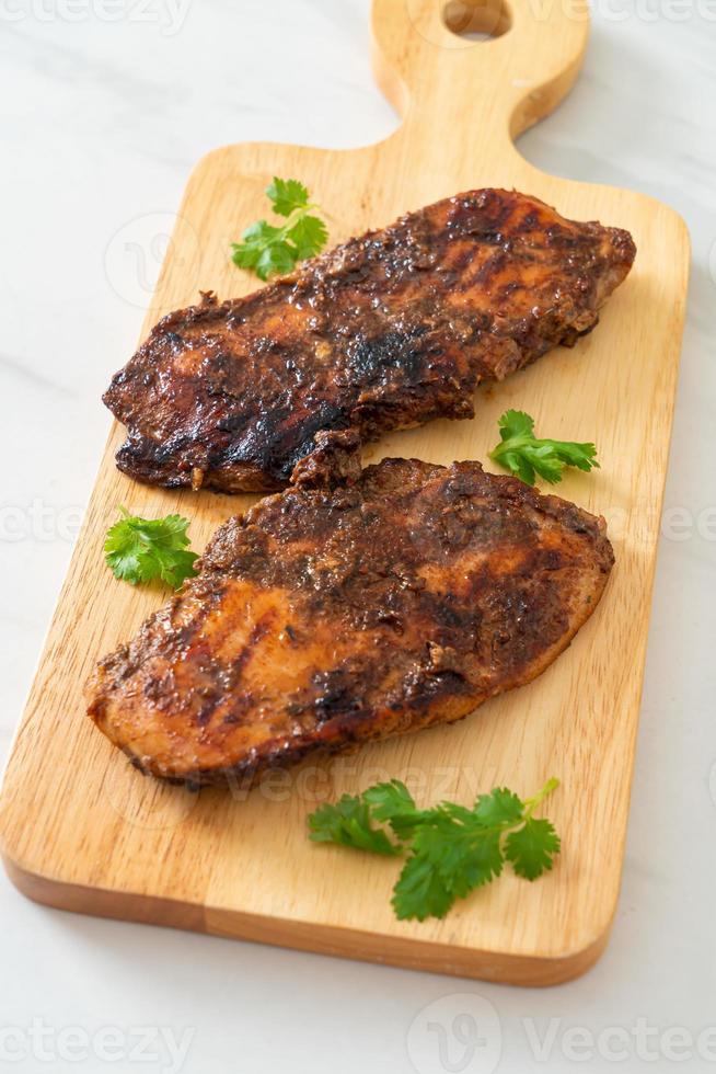 pittige gegrilde jamaicaanse jerk chicken foto