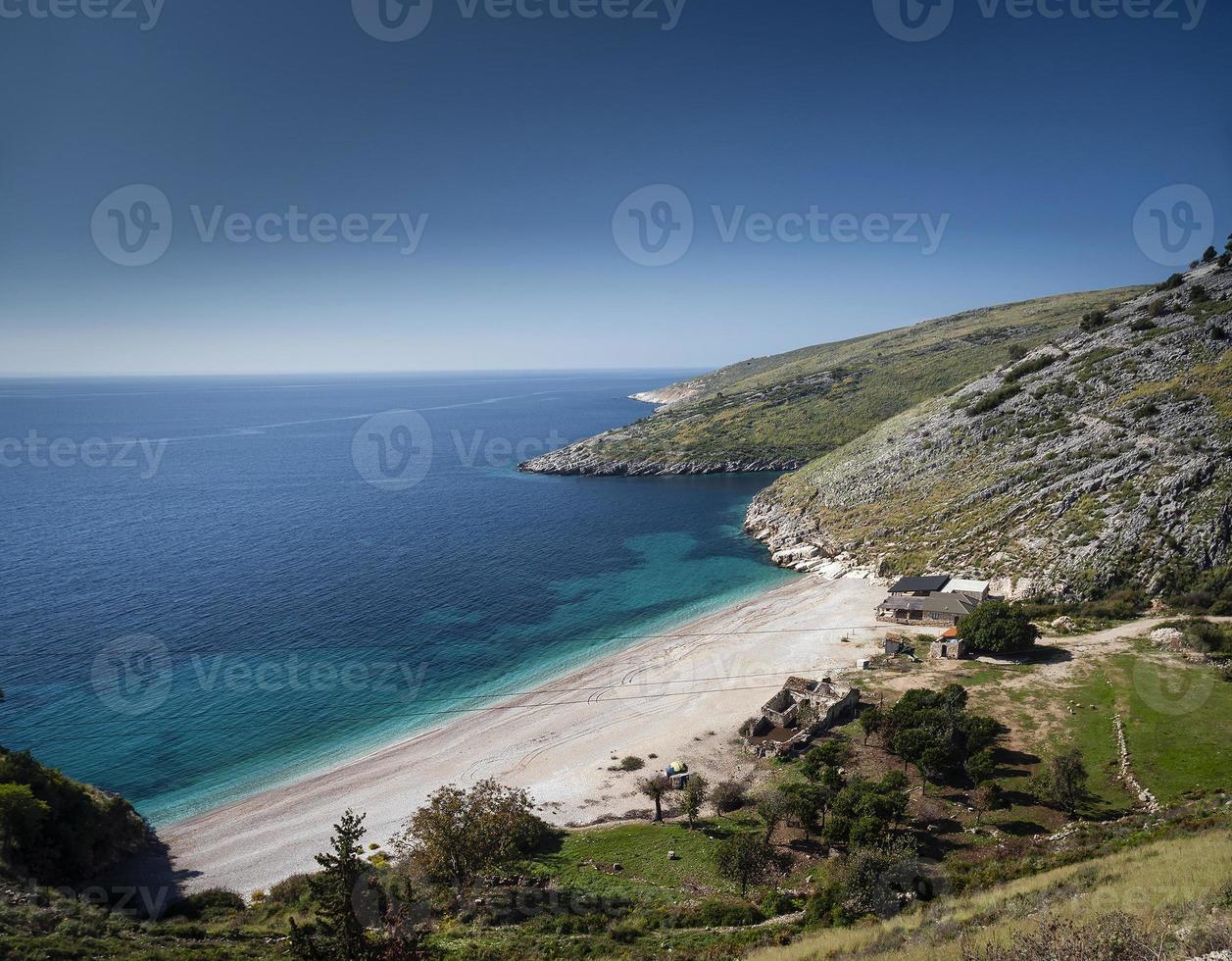 Ionische kust van de Middellandse Zee strand landschap van Zuid-Albanië ten noorden van Sarande op weg naar Vlore foto