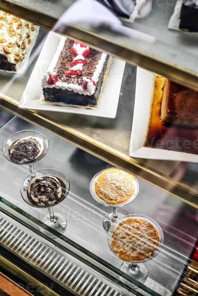 gemengde Portugese traditionele taarten en zoete desserts in café-display portugal foto