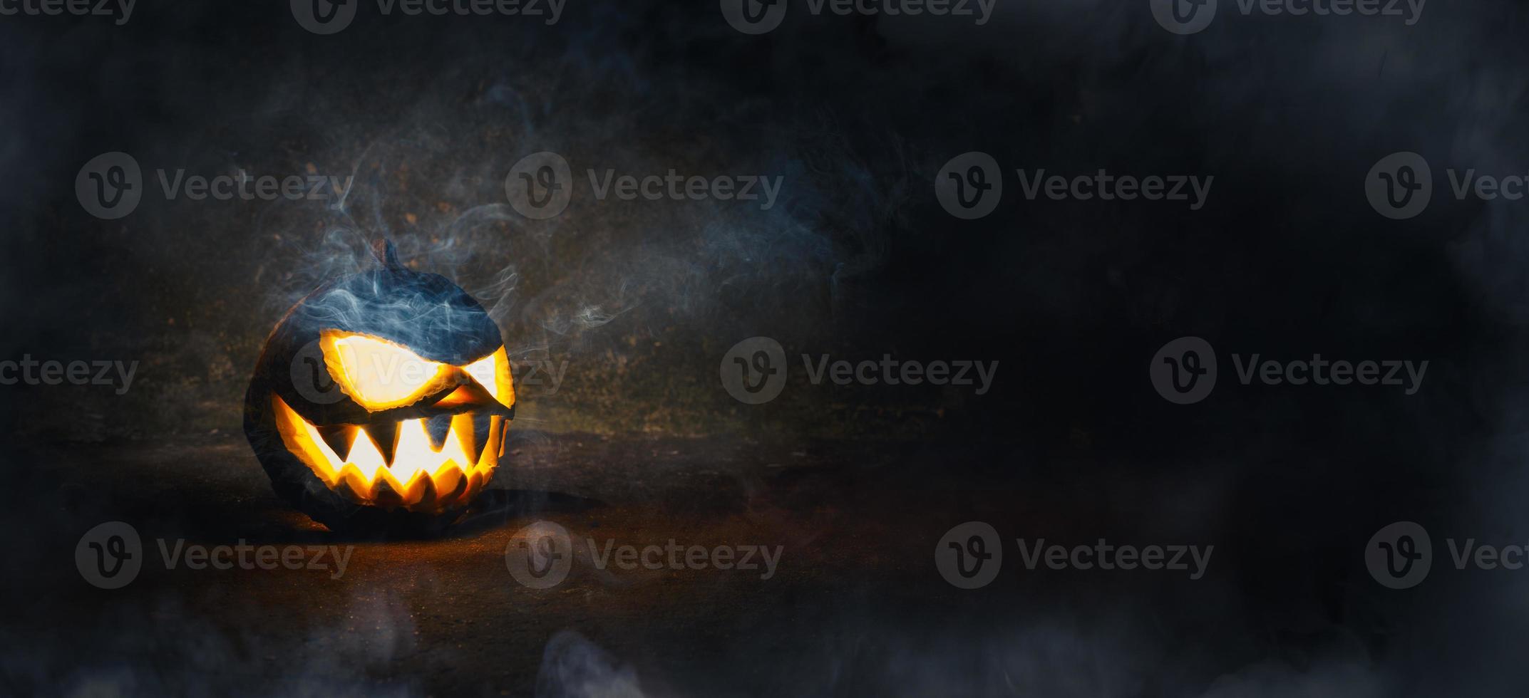 Halloween-pompoen op donkere achtergrond foto