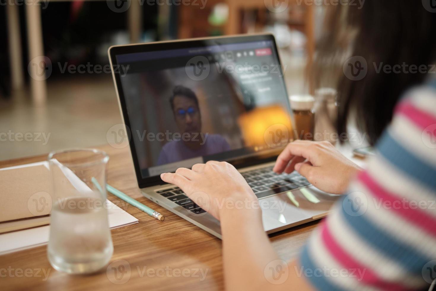 aziatische vrouw die laptop gebruikt voor thuiswerk en onlinevergadering. foto