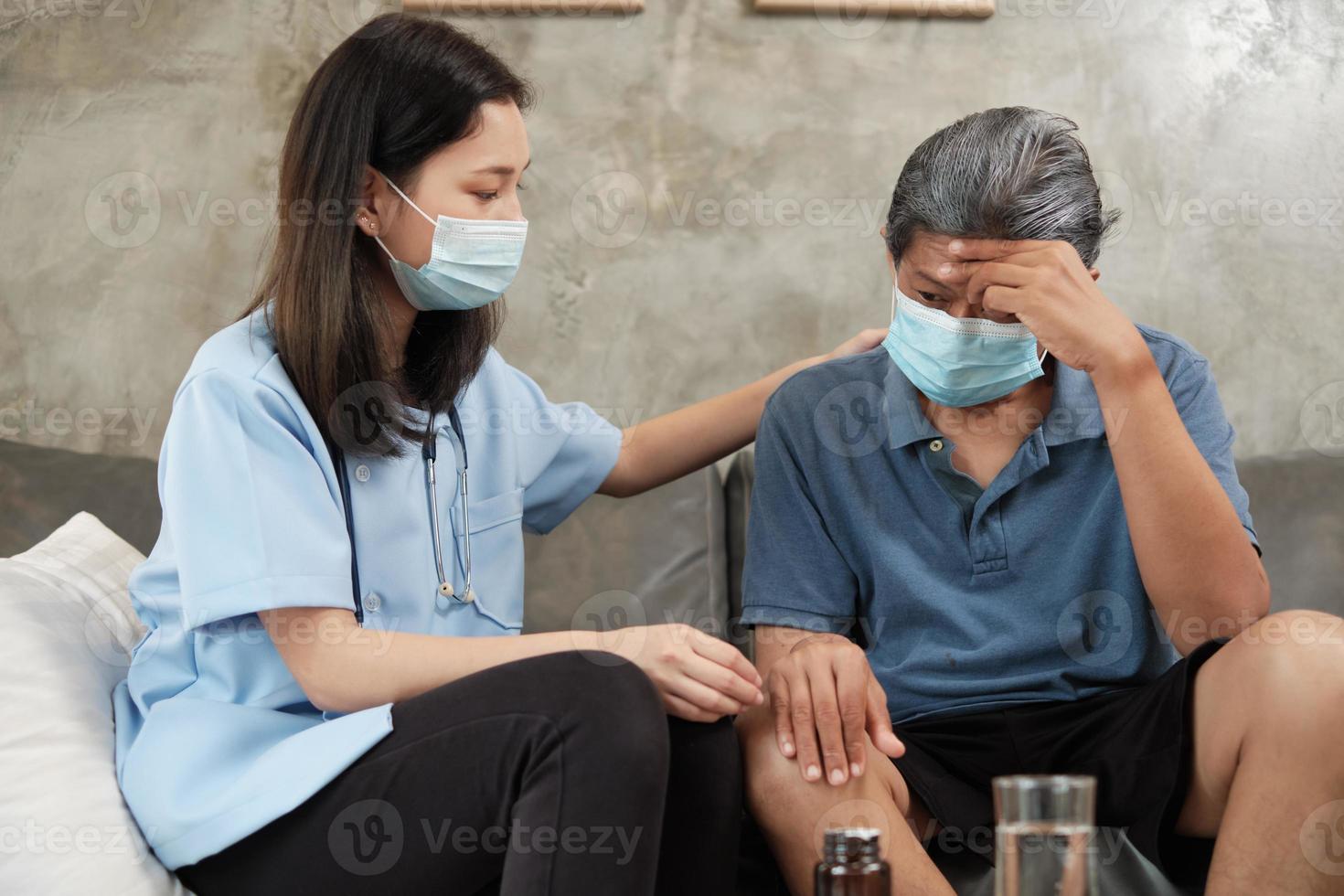 arts met gezichtsmasker die de gezondheid van de patiënt thuis controleert. foto