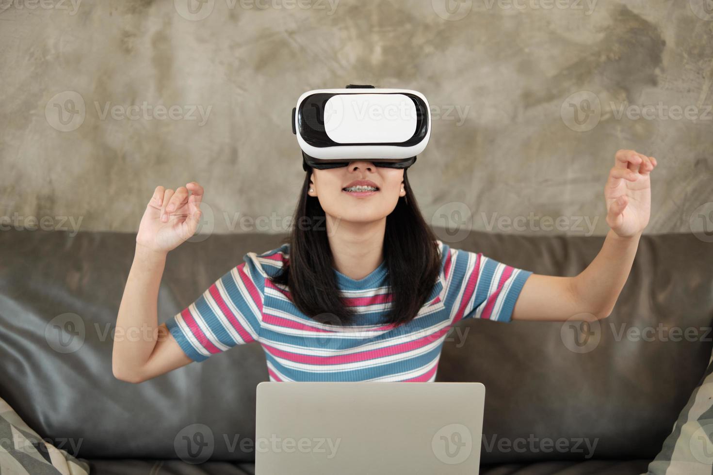 Aziatische vrouw met vr-headset, kijken naar de 3D virtuele simulatie. foto