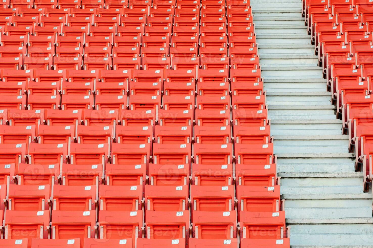 leeg oranje stoelen Bij stadion, rijen van stoel Aan een voetbal stadion foto