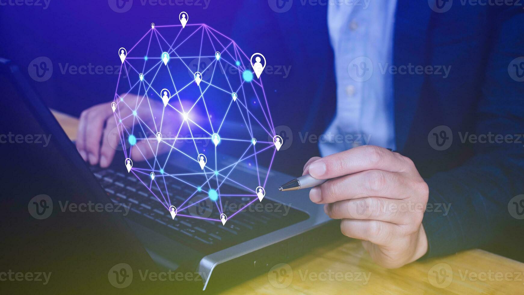 zakenman hand- aanraken globaal infrastructuur netwerk Aan virtueel scherm werken met cliënt baseren online en klant verbinding gegevens aandelenbeurs. foto