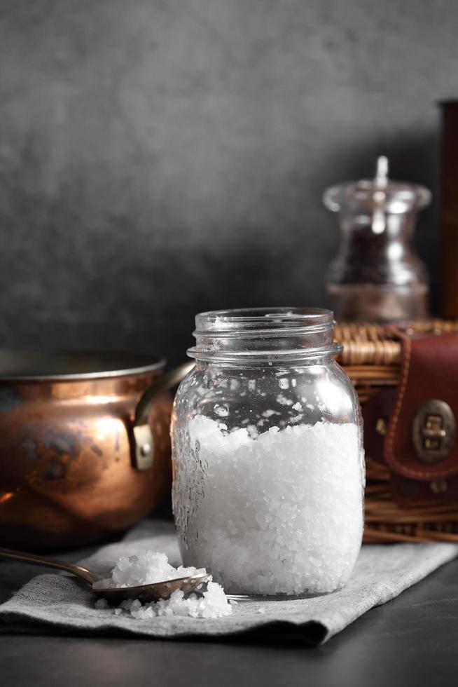 frankrijk zeezout in glazen fles op rustieke keukenstijl foto