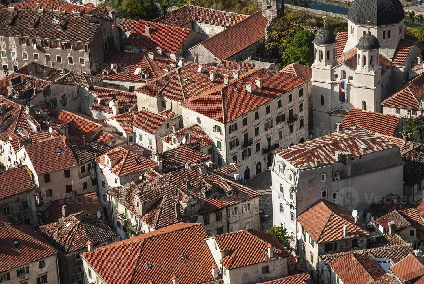 oude stad traditionele architectuur huizen uitzicht op kotor in montenegro foto
