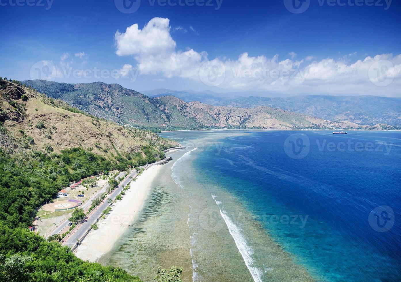 cristo rei mijlpaal tropisch strand landschap uitzicht in de buurt van dili oost-timor foto