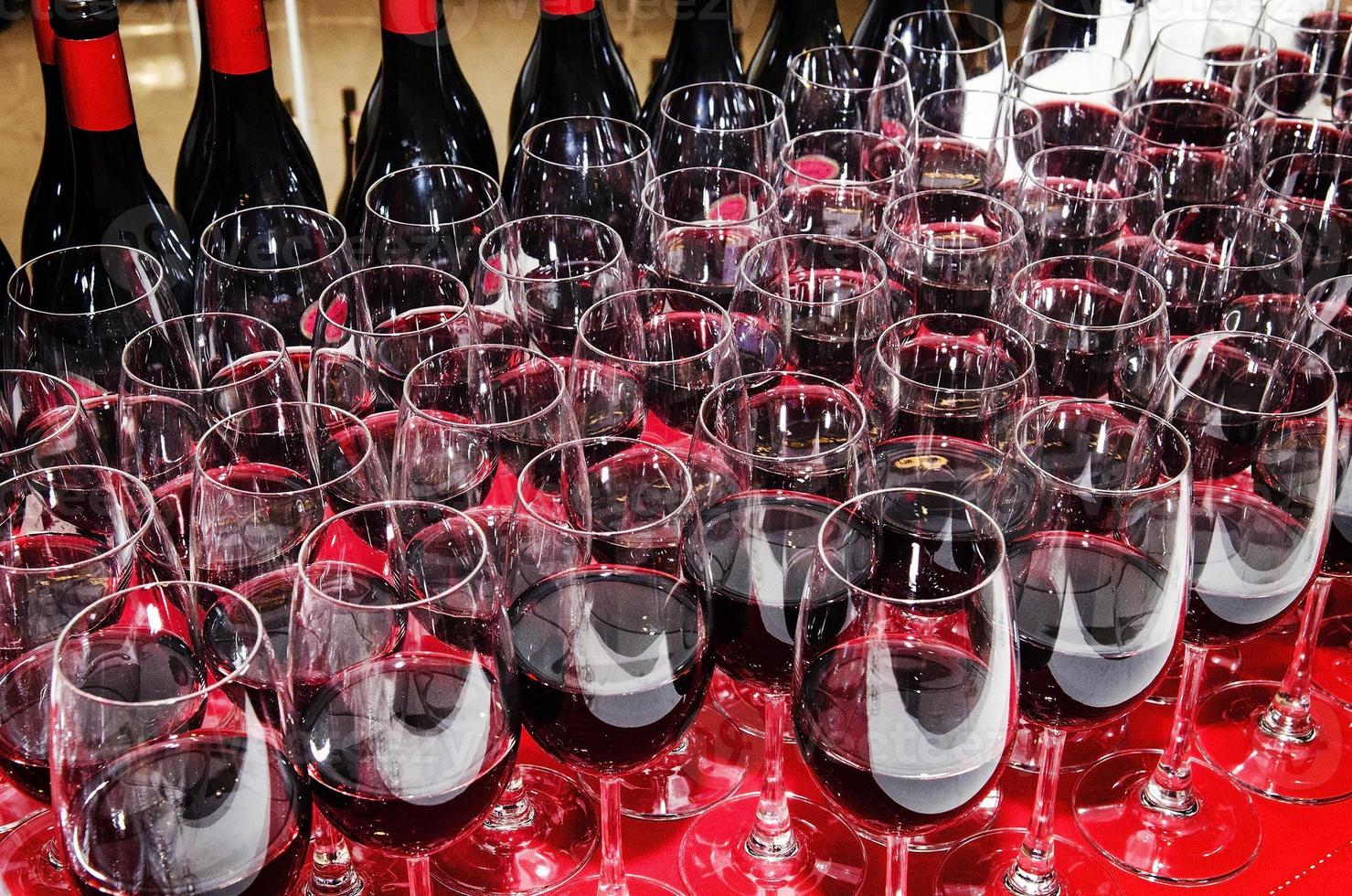 glazen en flessen rode wijn op cocktailparty buffettafel foto